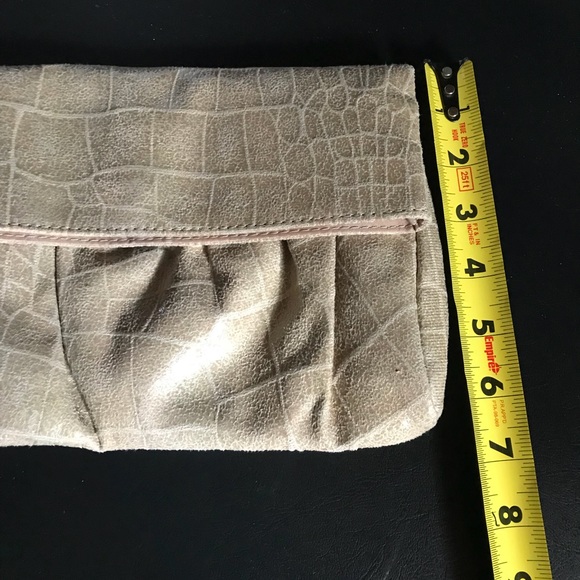 Women’s alligator like beige clutch - Picture 6 of 7